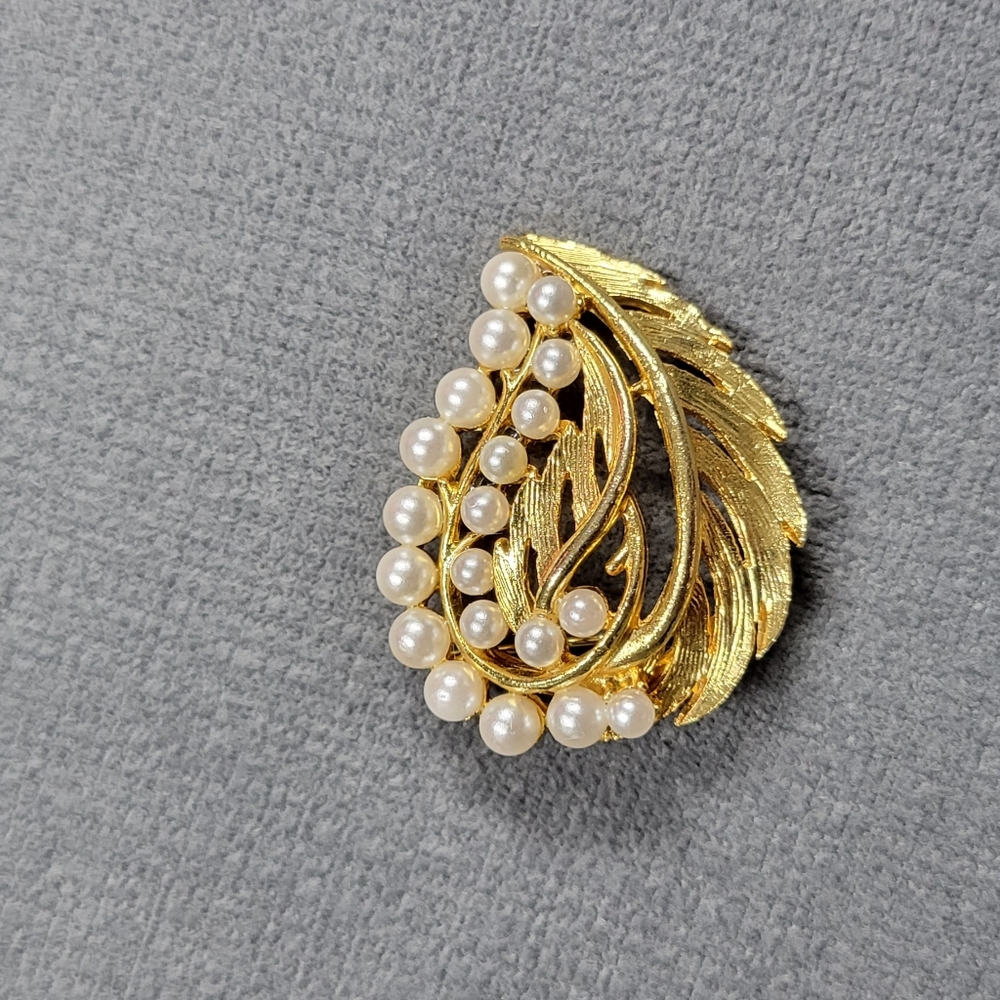 Vintage Gold tone Imitation Pearl Brooch Pin Badge Fashionable Charming